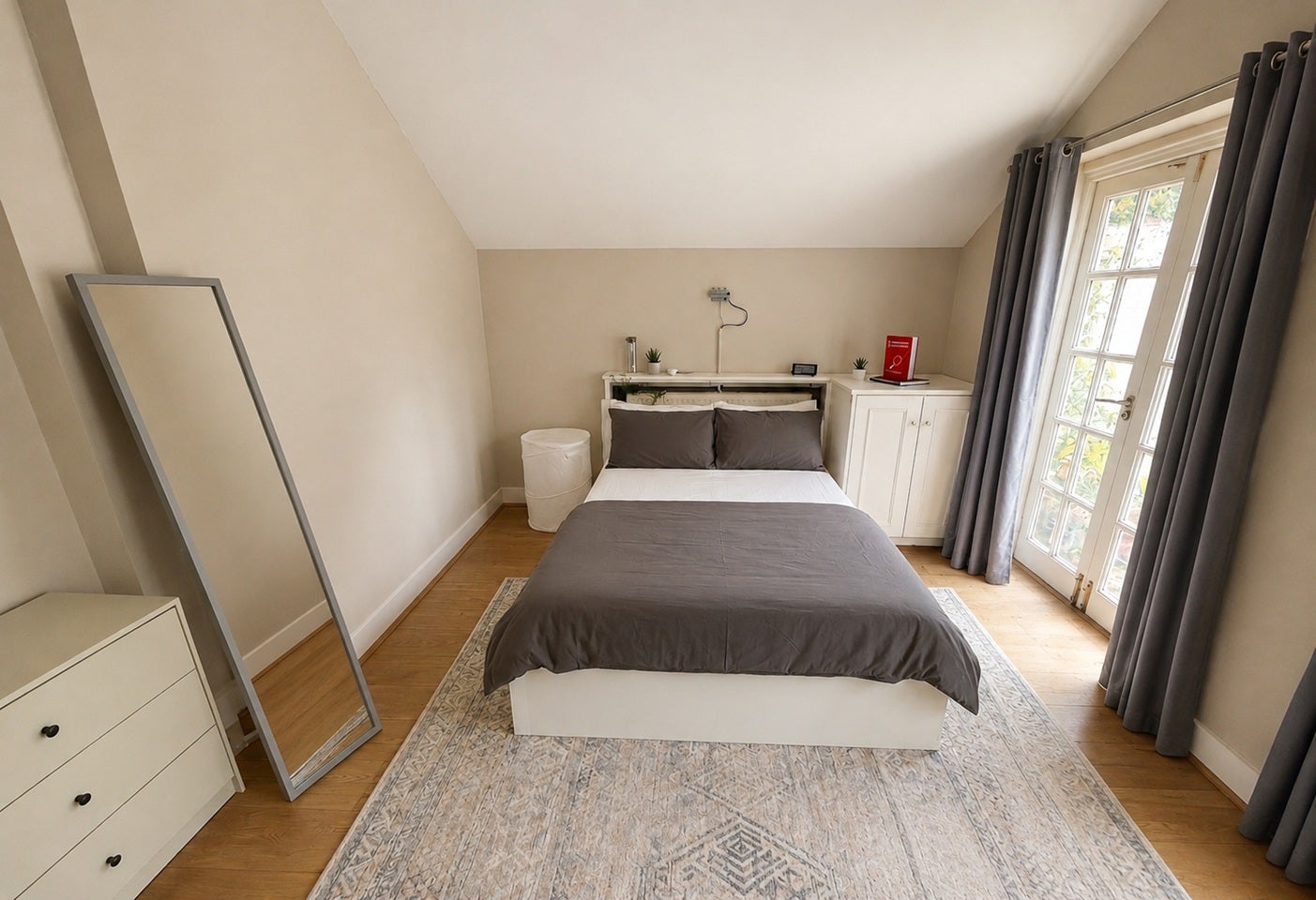 Room Marville Road in Greater London