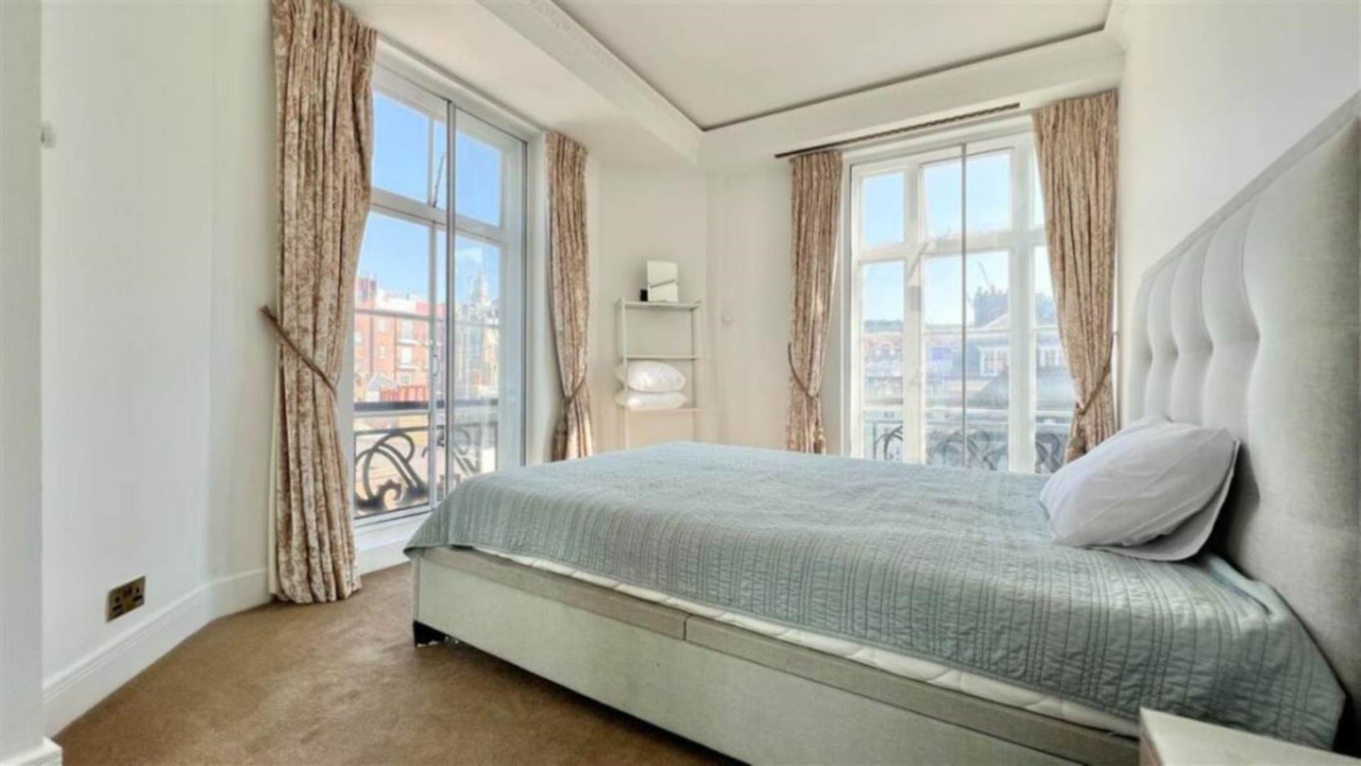 Flat Hertford Street in City of Westminster