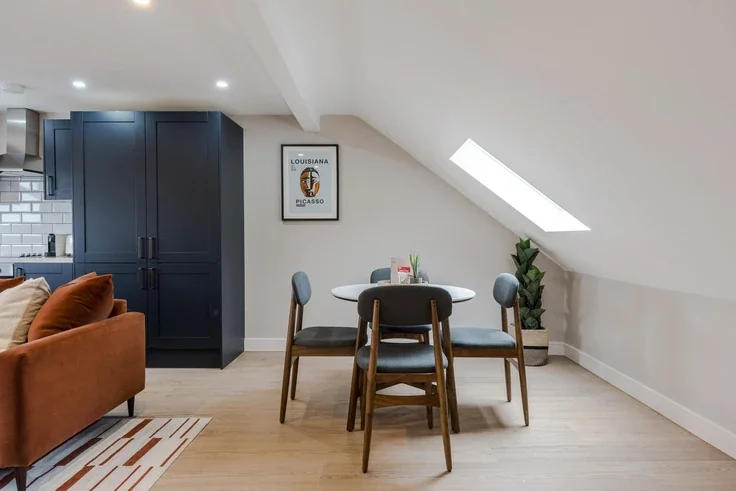 Flat Askew Road in Greater London