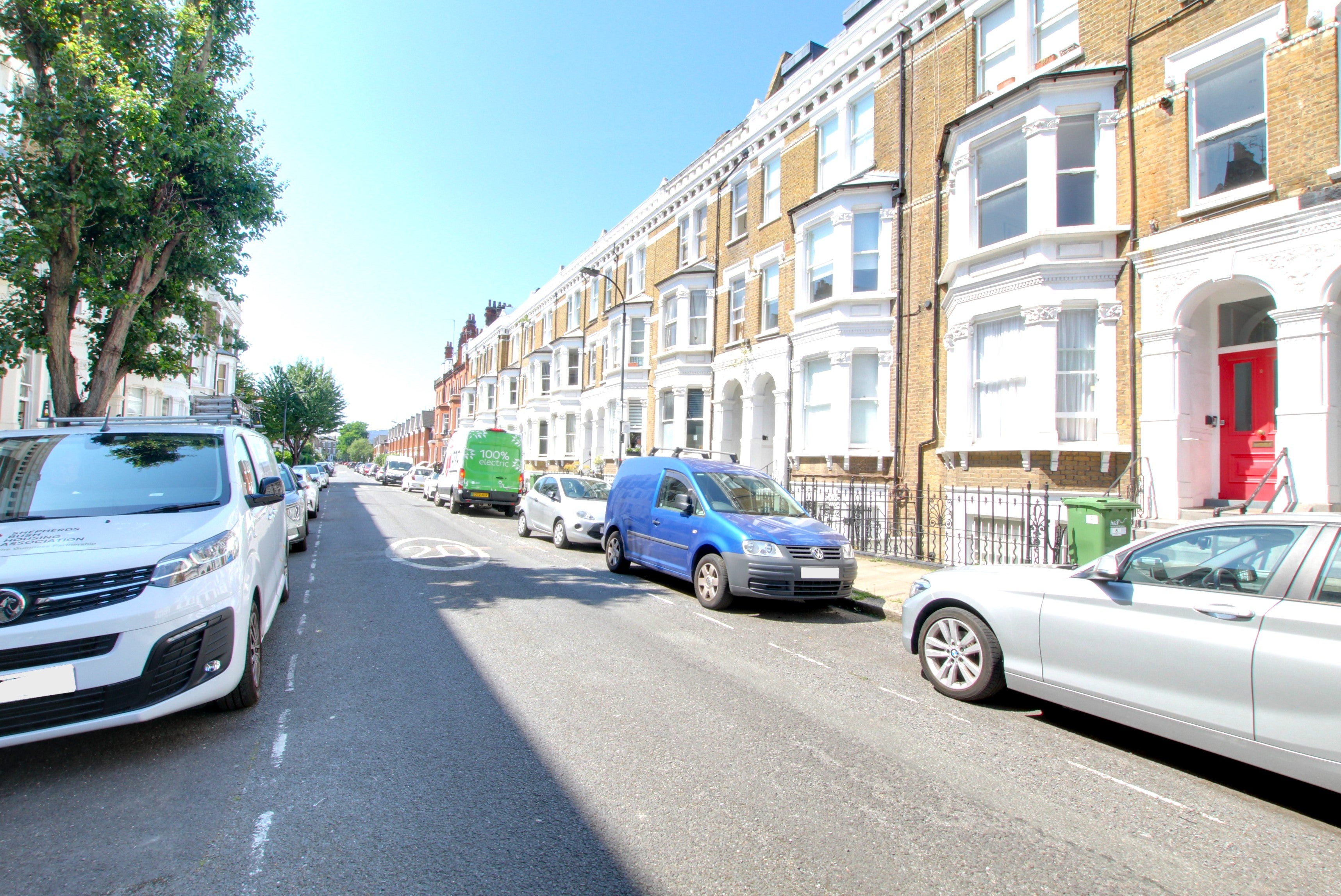 Flat Bolingbroke Road in Greater London