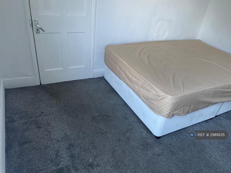 Room Gatacre Road in Ipswich
