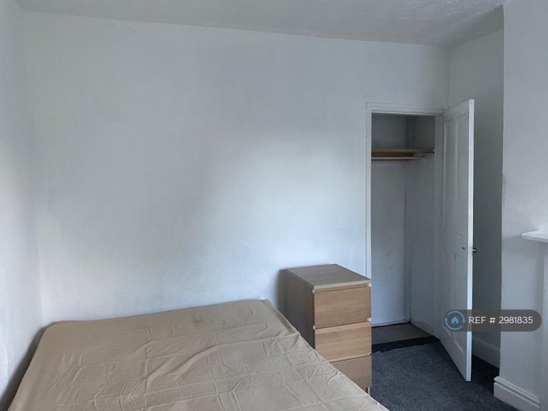 Room Gatacre Road in Ipswich