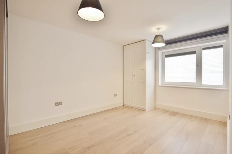Flat Hammersmith Road in Greater London