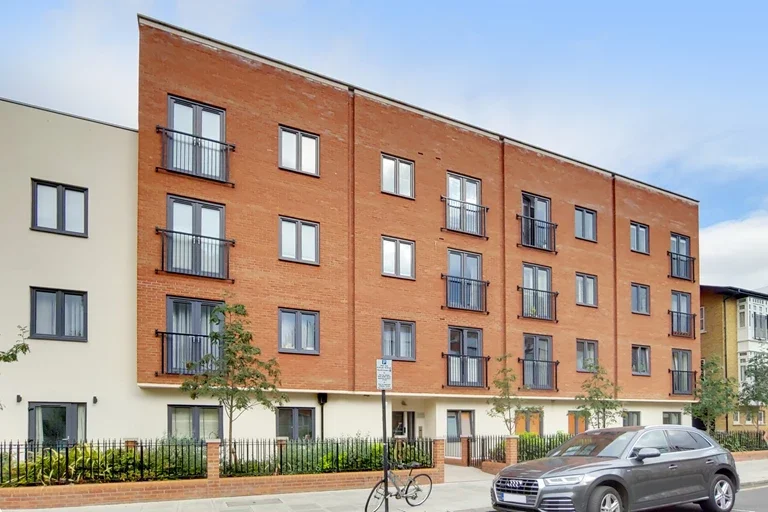 Flat Hammersmith Road in Greater London