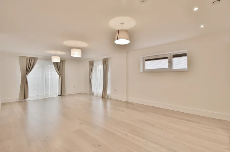 Flat Hammersmith Road in Greater London