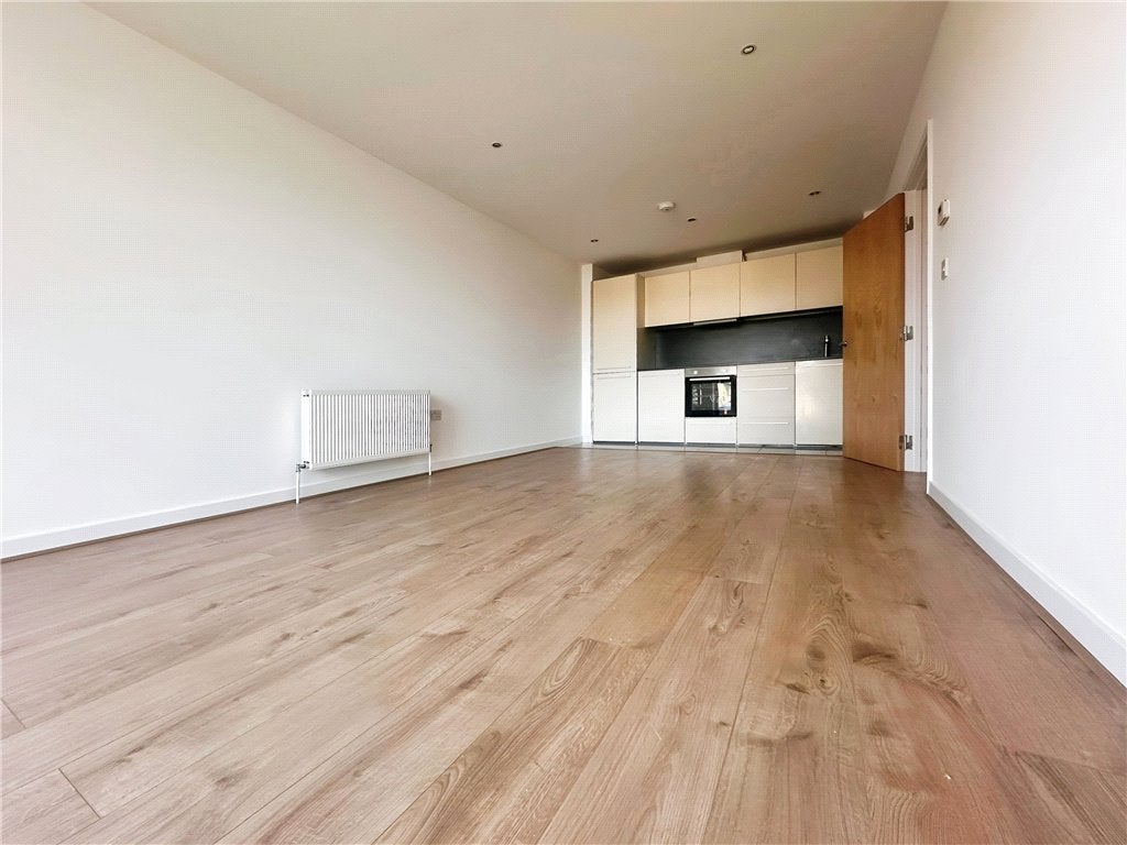Flat Union Lane in Greater London