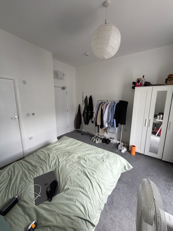 Room Fentiman Road in Greater London