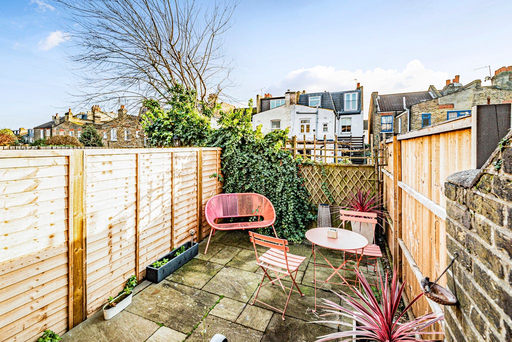 Flat Bodmin Street in Greater London