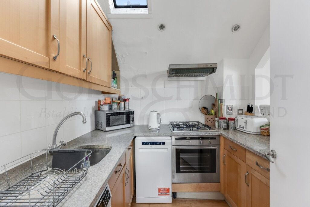 Flat Greencroft Gardens in Greater London