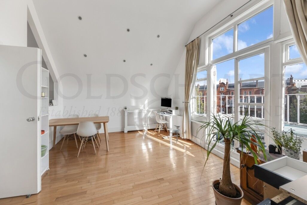 Flat Greencroft Gardens in Greater London