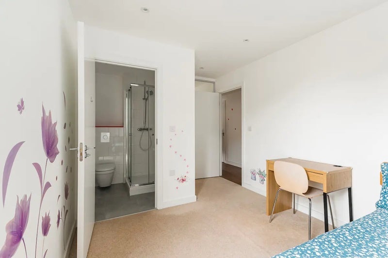 Room Terry Spinks Place in Greater London