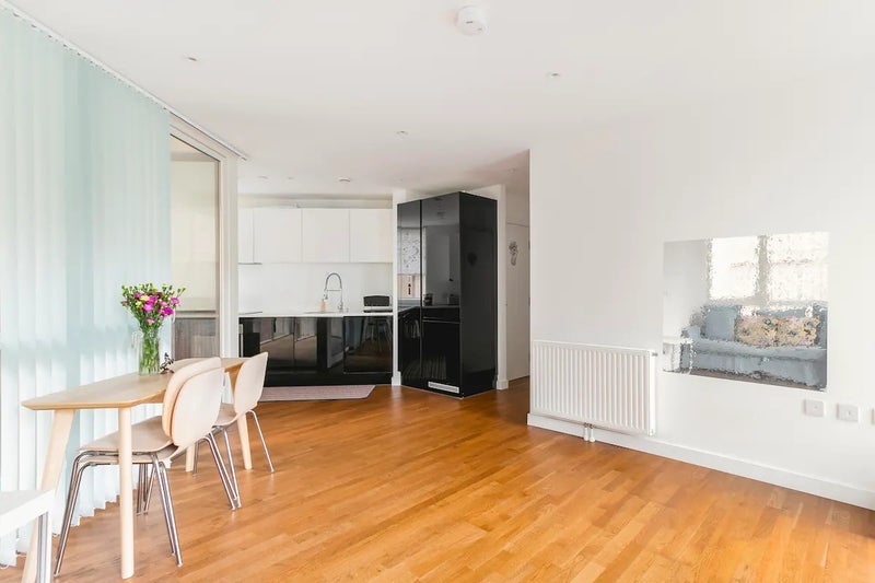 Room Terry Spinks Place in Greater London
