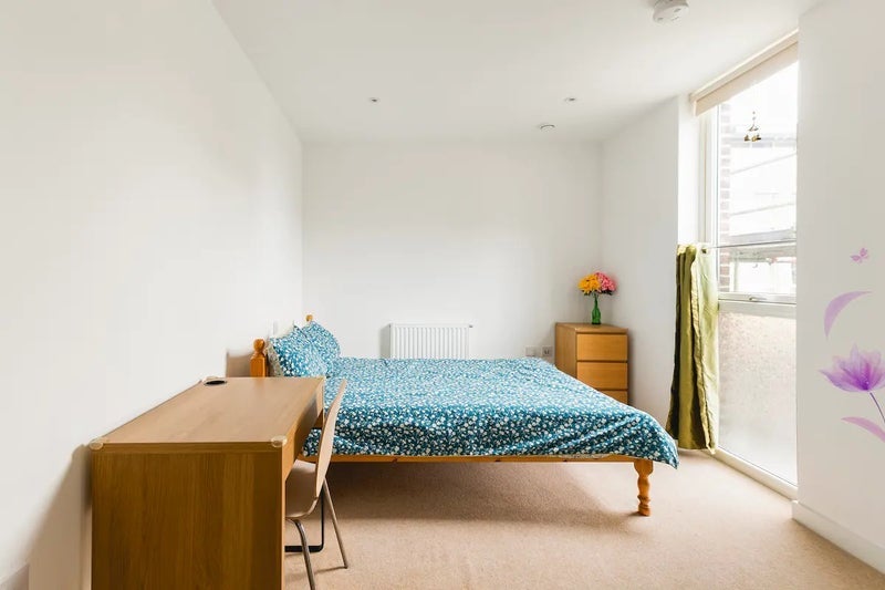 Room Terry Spinks Place in Greater London