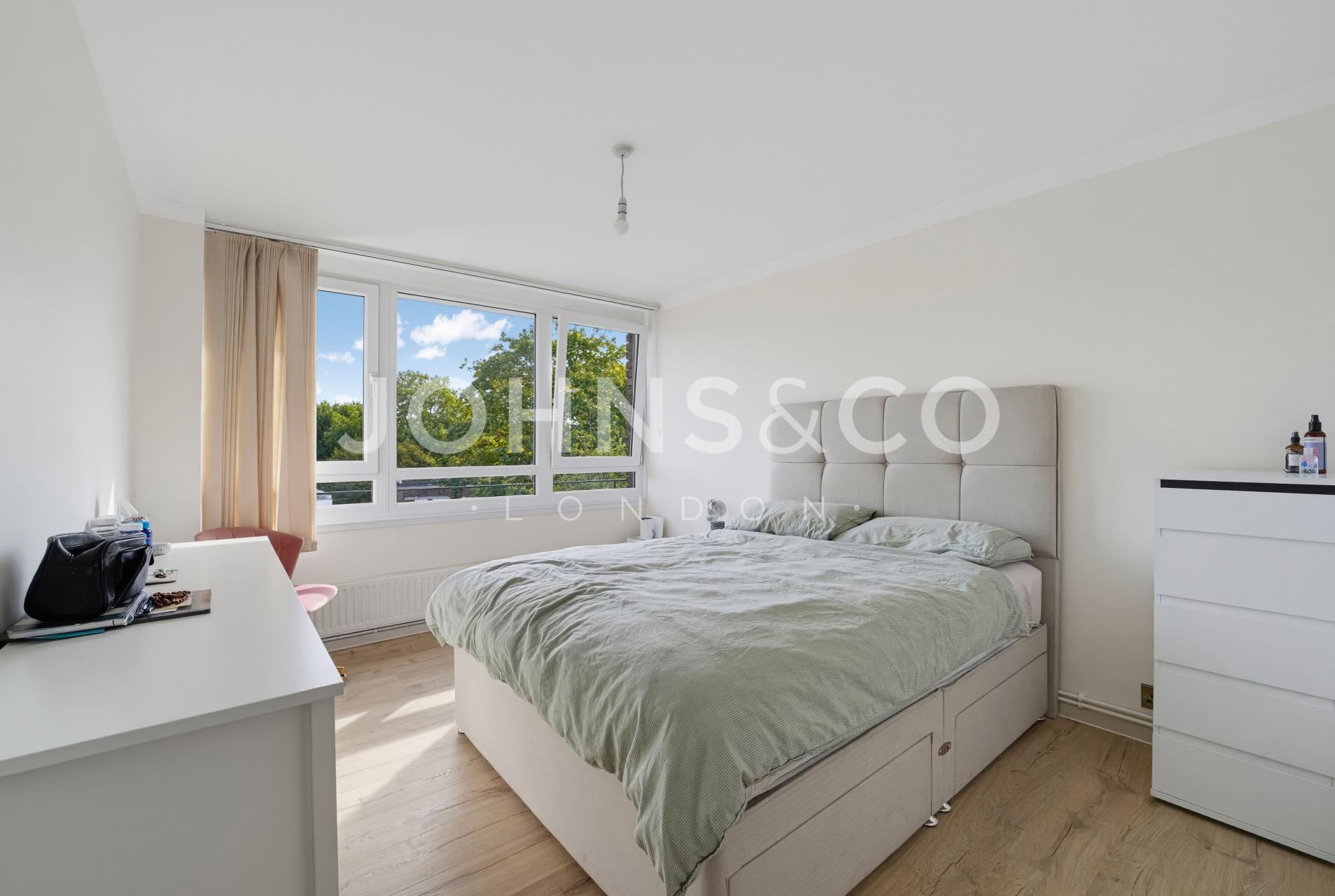 Flat Augustus Close in Greater London