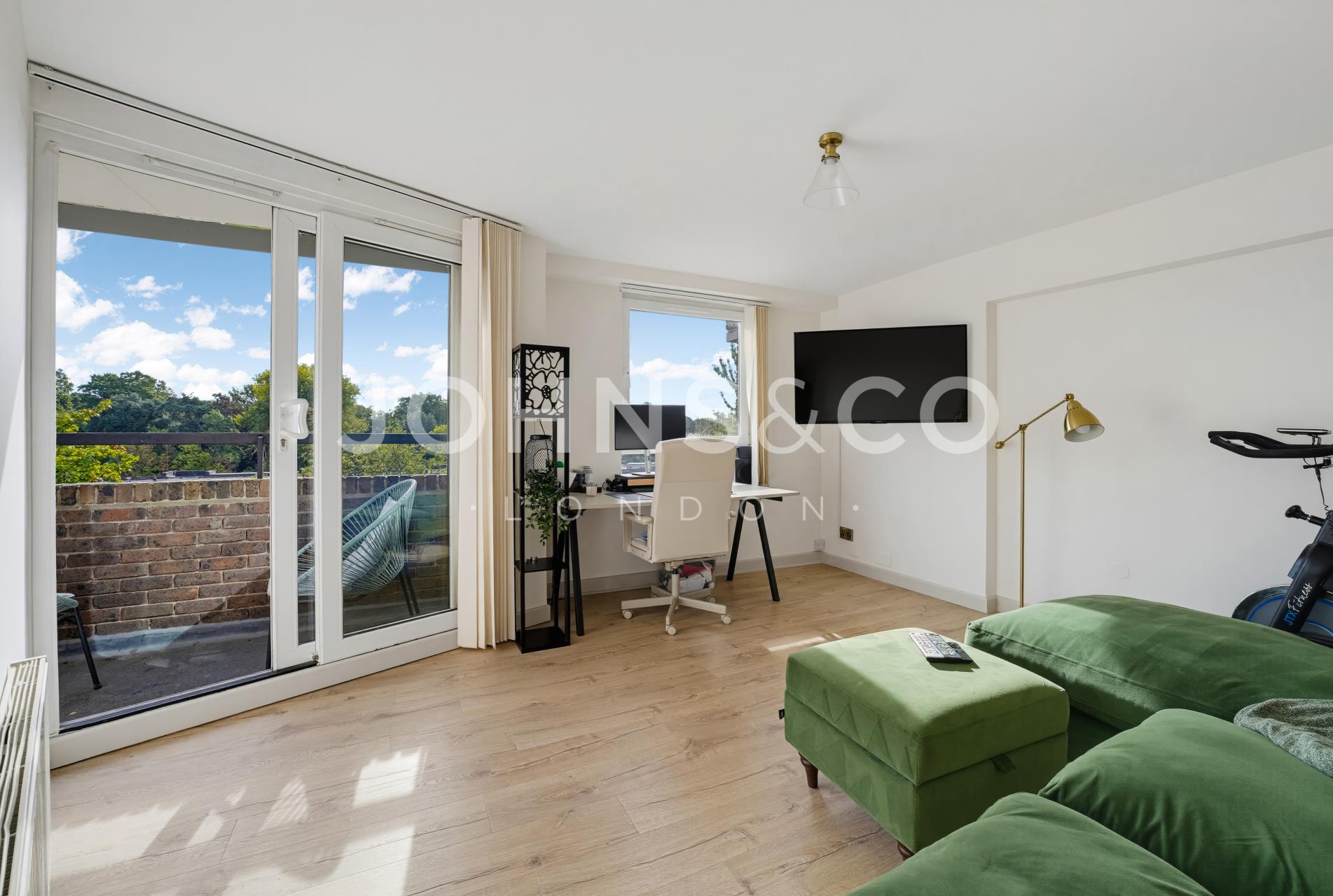 Flat Augustus Close in Greater London