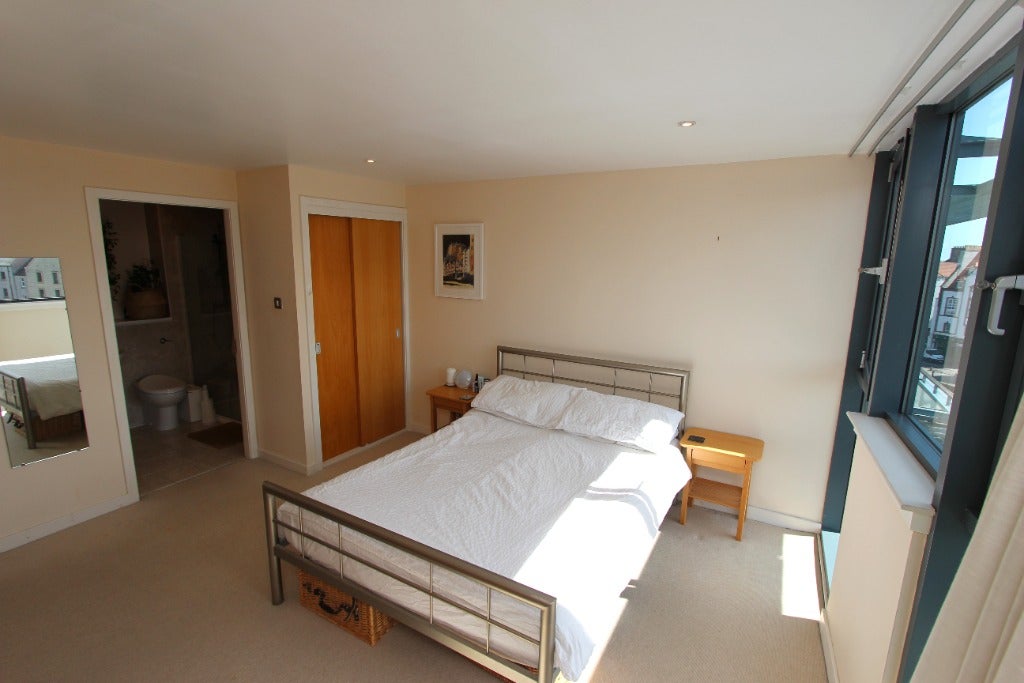 Flat Sandport Way in City of Edinburgh