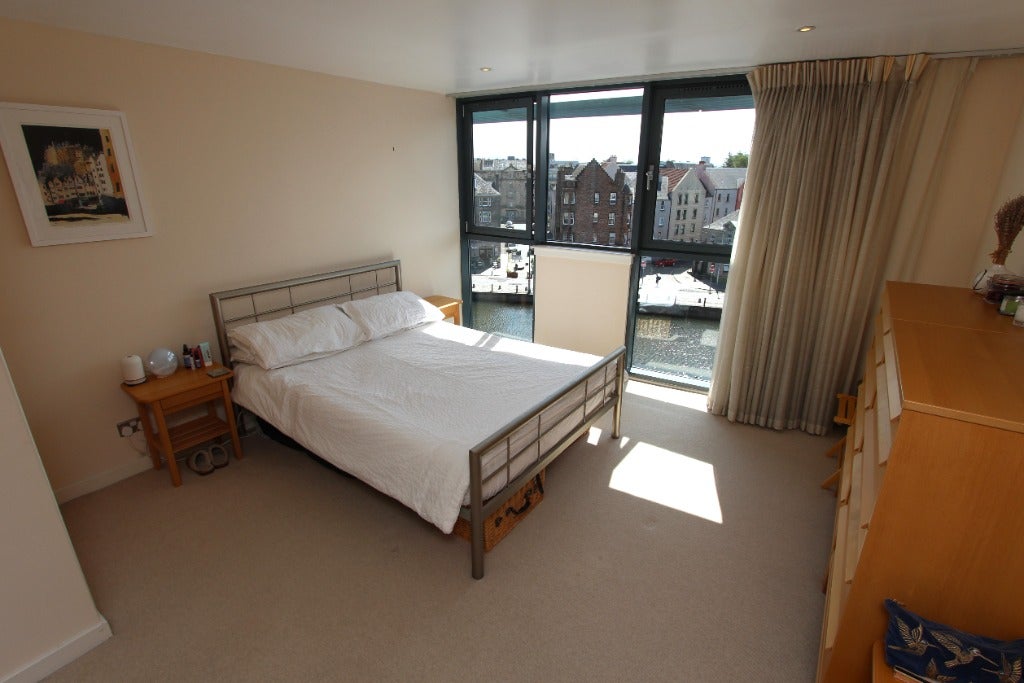 Flat Sandport Way in City of Edinburgh
