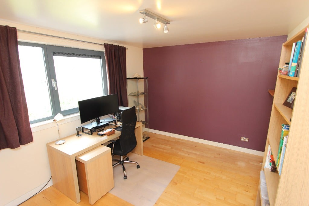 Flat Sandport Way in City of Edinburgh