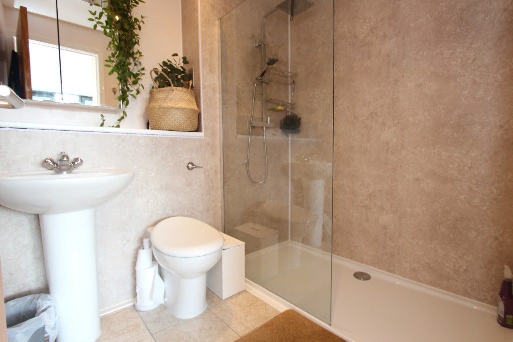 Flat Sandport Way in City of Edinburgh