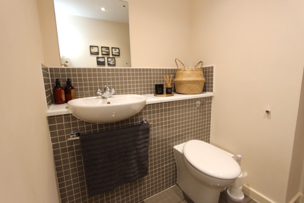 Flat Sandport Way in City of Edinburgh