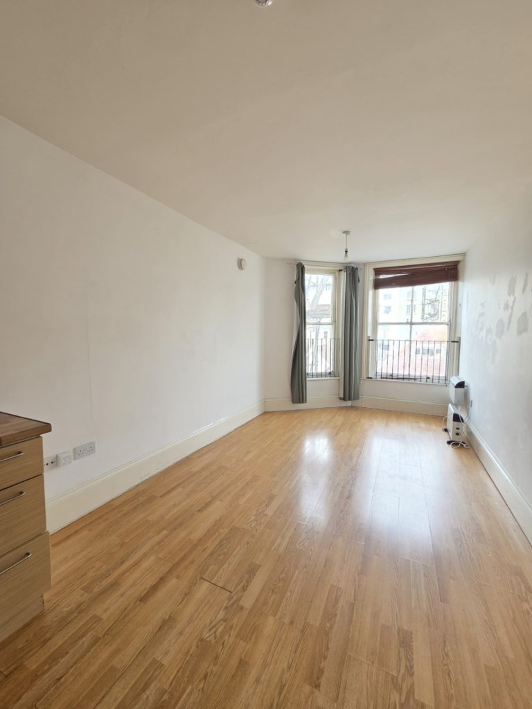 Room Western Road in Hove