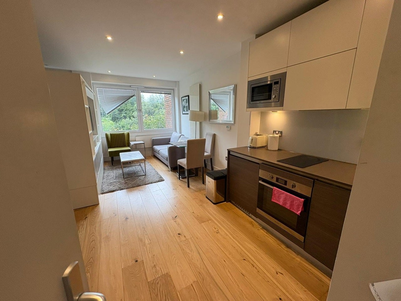 Flat Molesworth Street in Greater London
