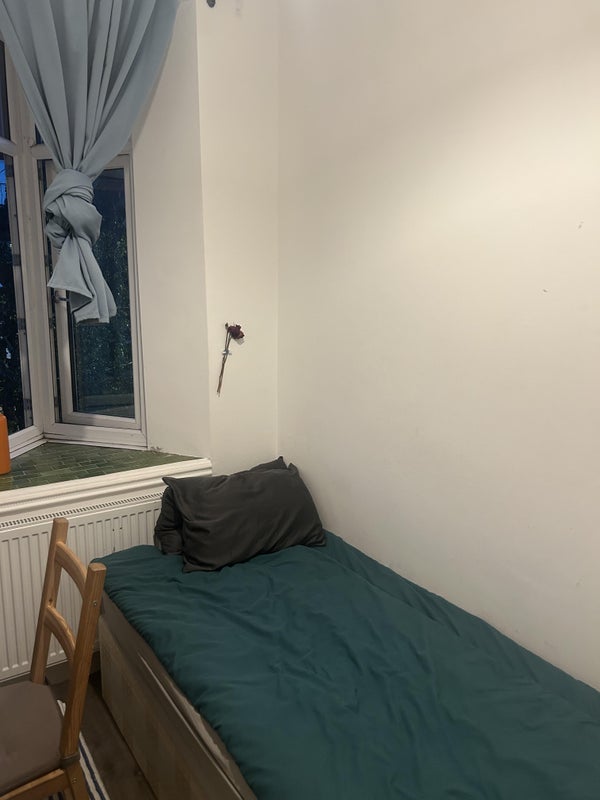 Room St. Pauls Avenue in Greater London