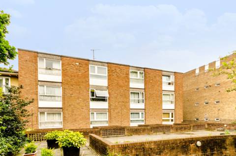 Flat Kingslyn Crescent in London