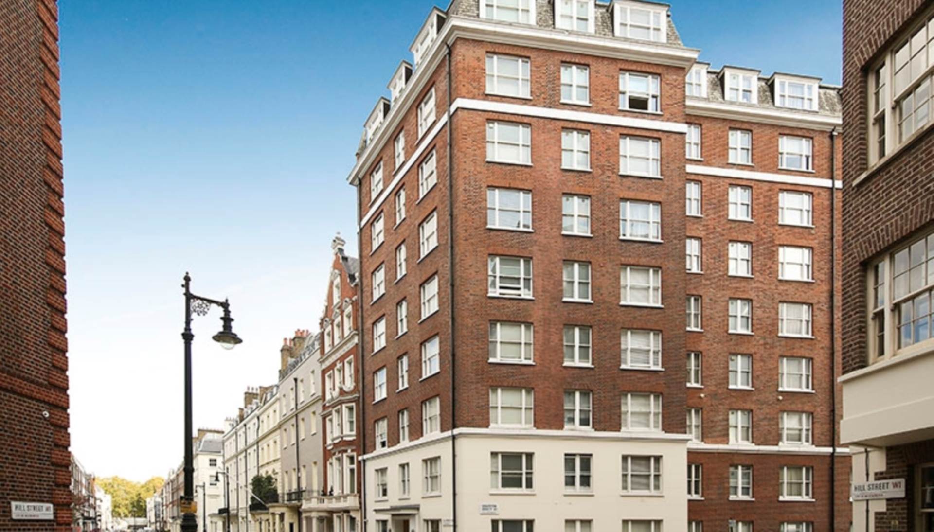 Flat Hill Street in City of Westminster