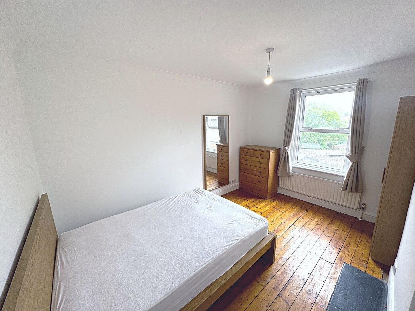 Room Lincoln Road in Greater London