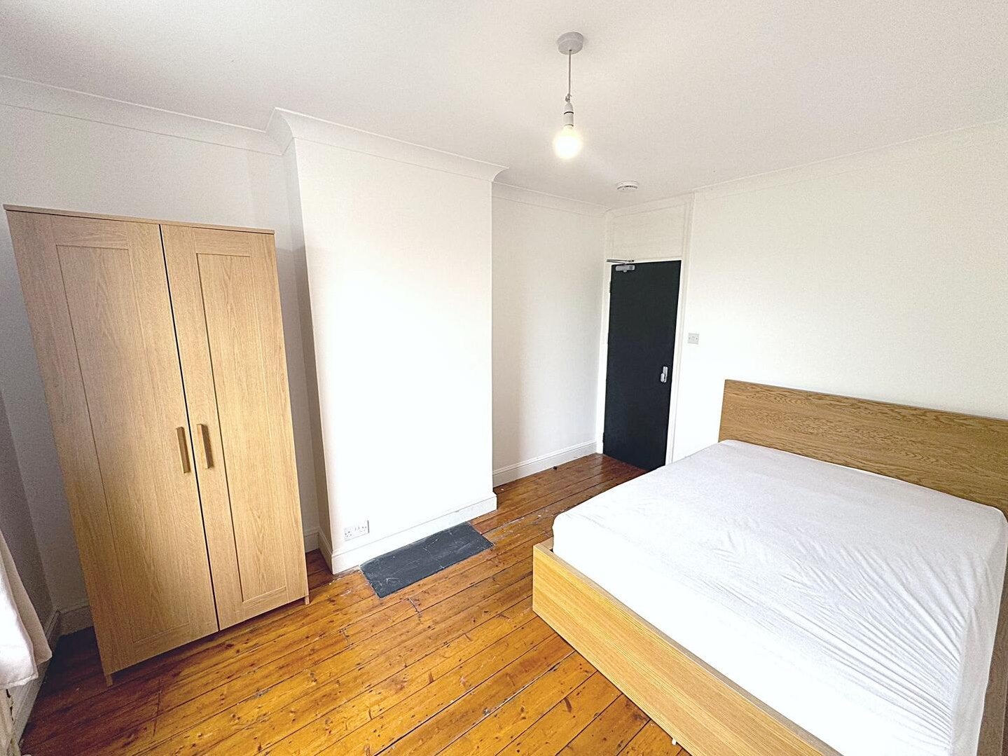 Room Lincoln Road in Greater London