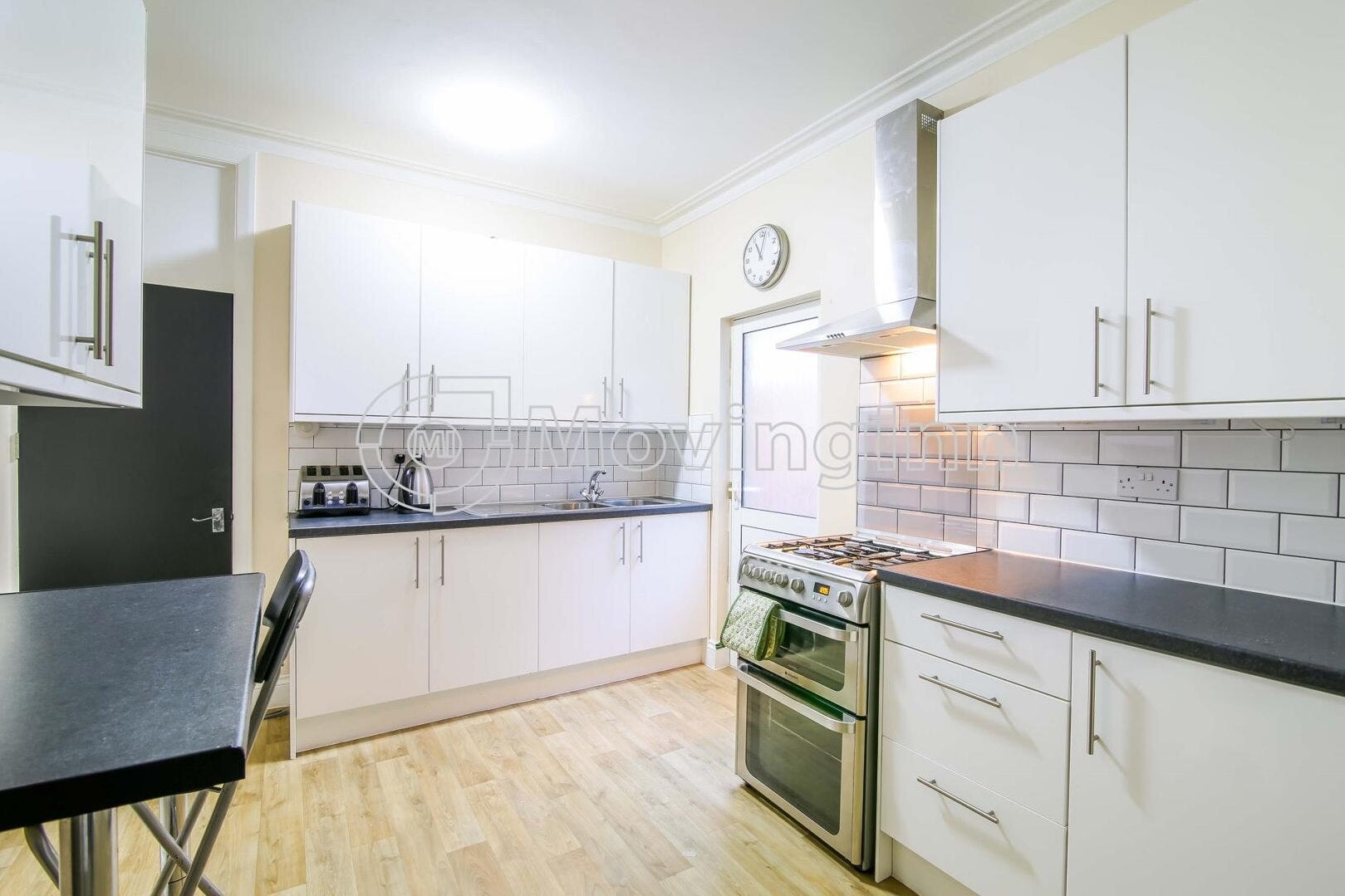 Room Lincoln Road in Greater London