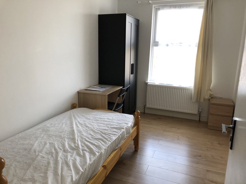 Room Henry Road in Slough