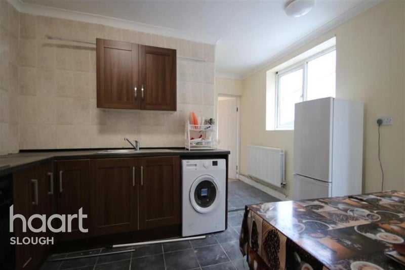 Room Henry Road in Slough