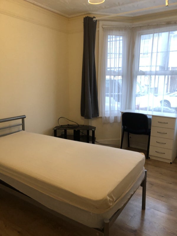 Room Henry Road in Slough