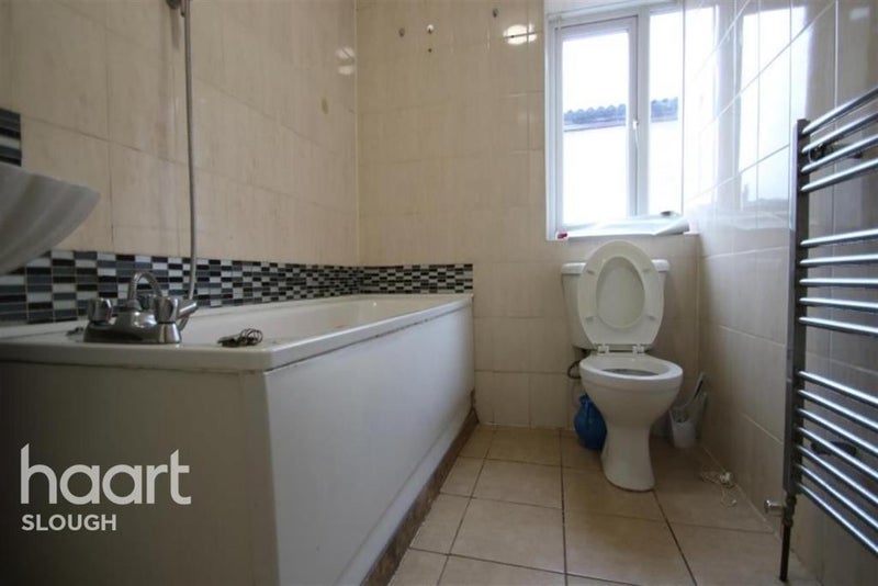 Room Henry Road in Slough