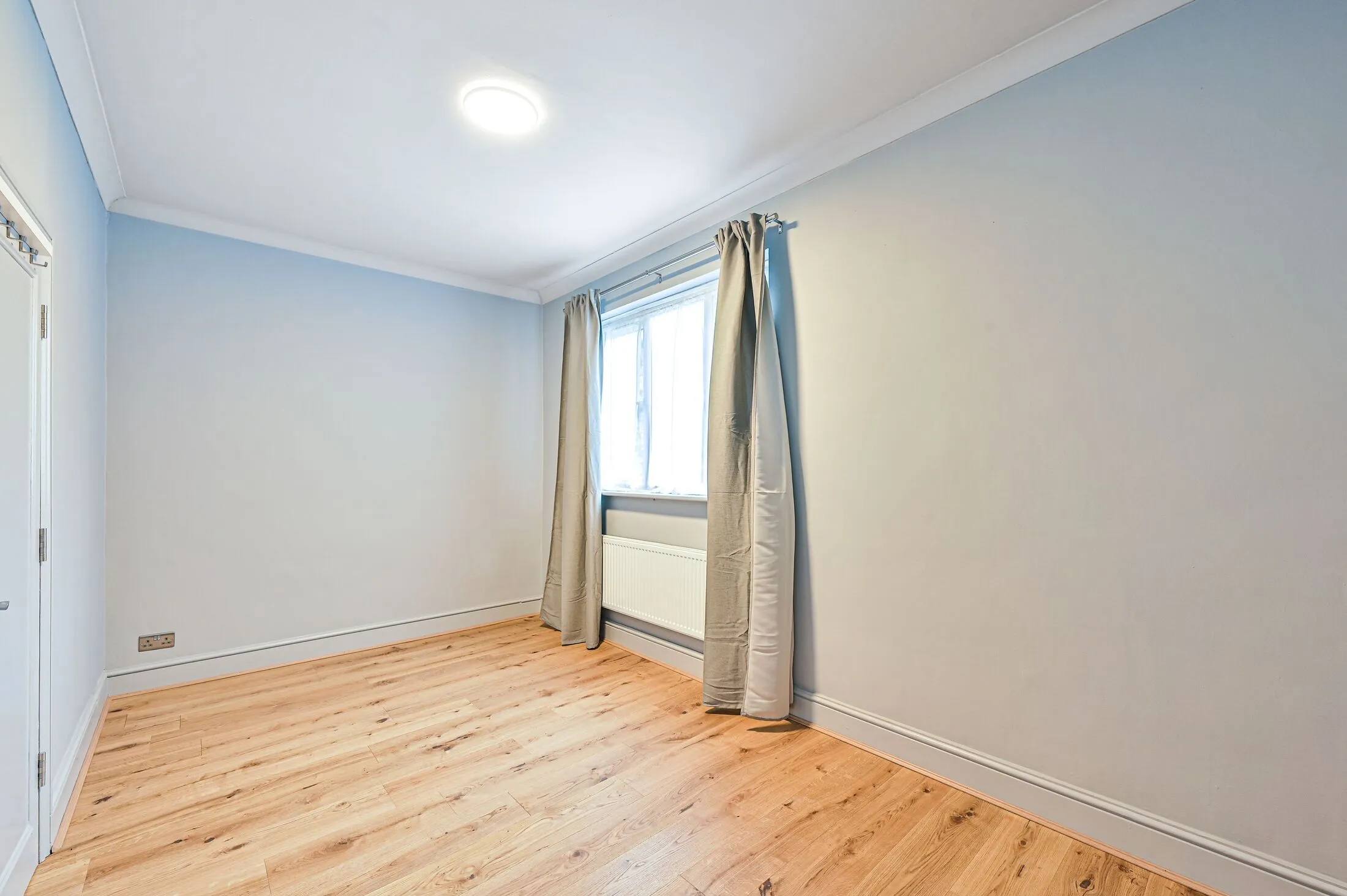 Flat Finchley Road in Greater London