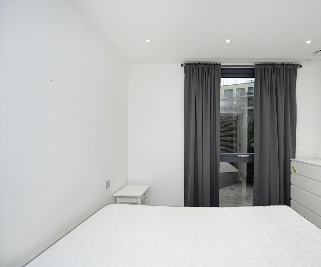 Flat Bridle Mews in Greater London
