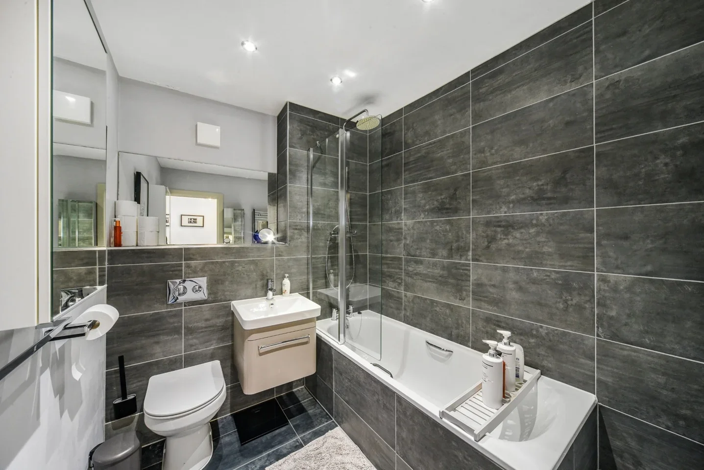 Flat Catesby Street in Greater London