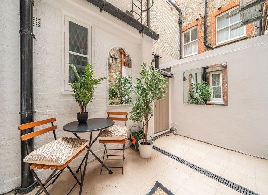 Flat Palace Court in City of Westminster