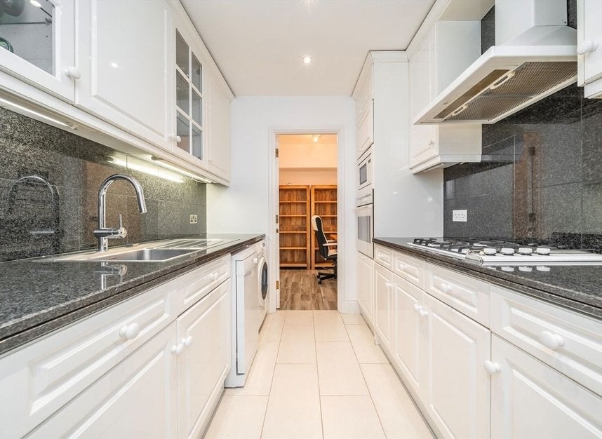 Flat Palace Court in City of Westminster