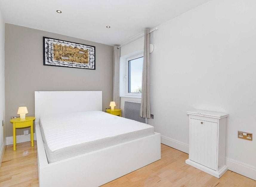 Flat Holland Gardens in London