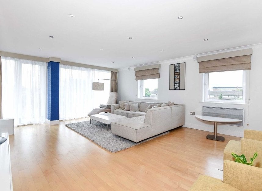 Flat Holland Gardens in London