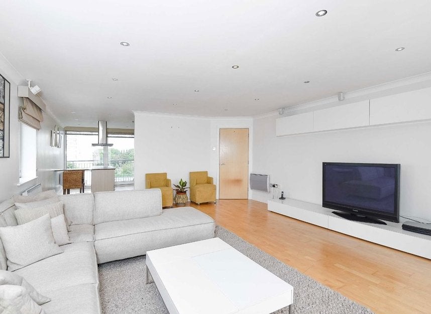 Flat Holland Gardens in London