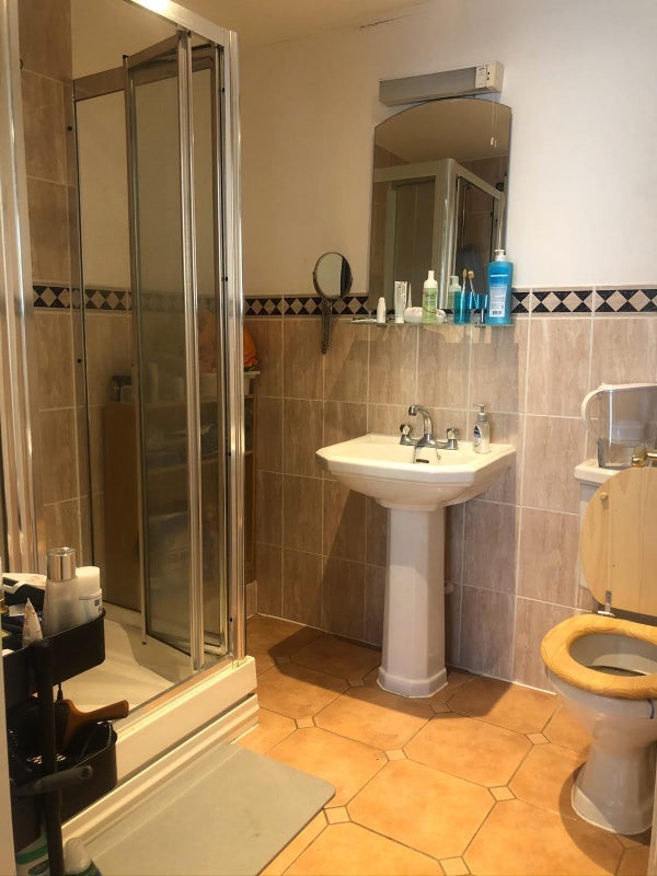 Room Surrey Quays Road in Greater London