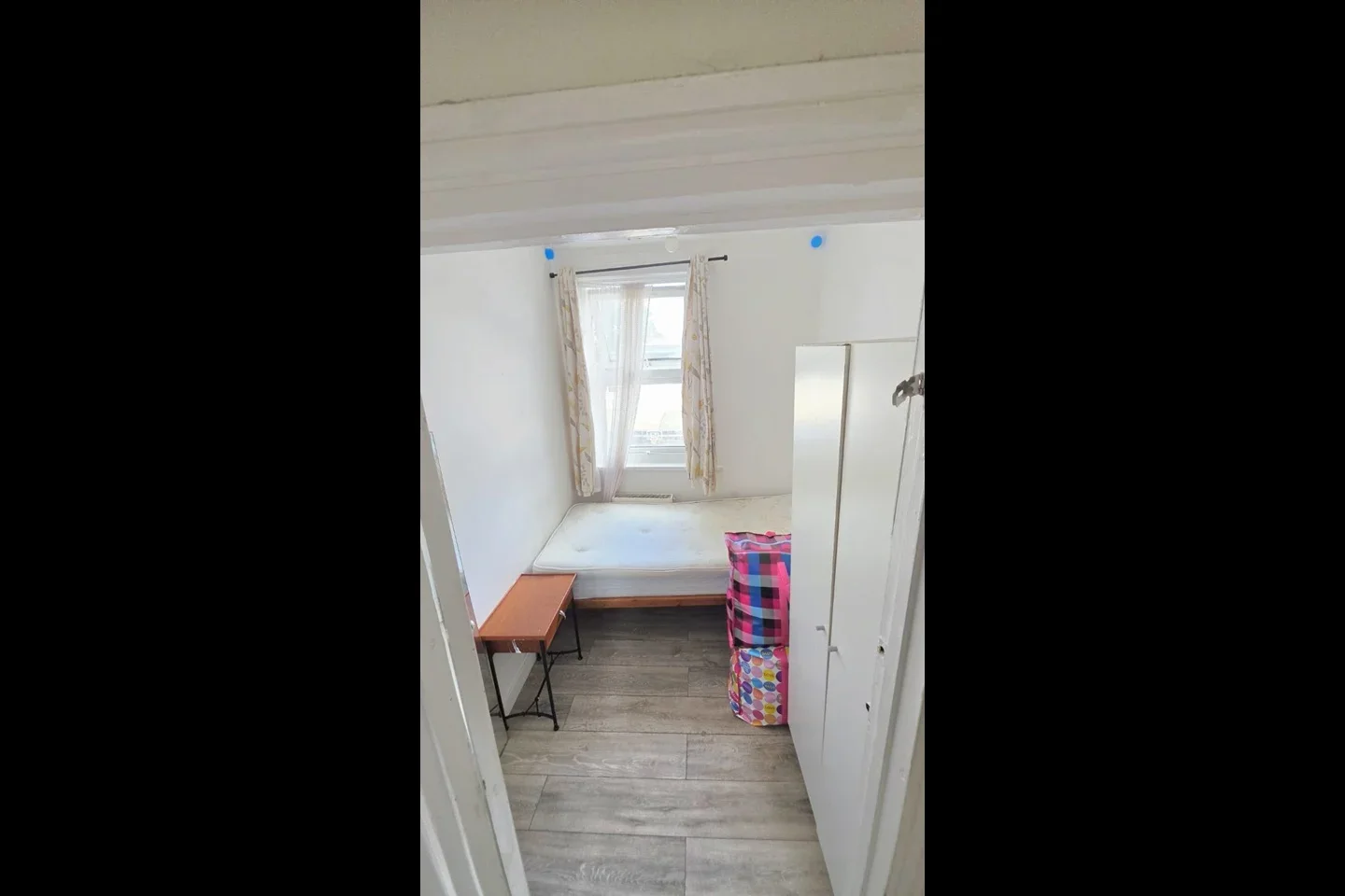 Room Oaklands Park Avenue in Greater London