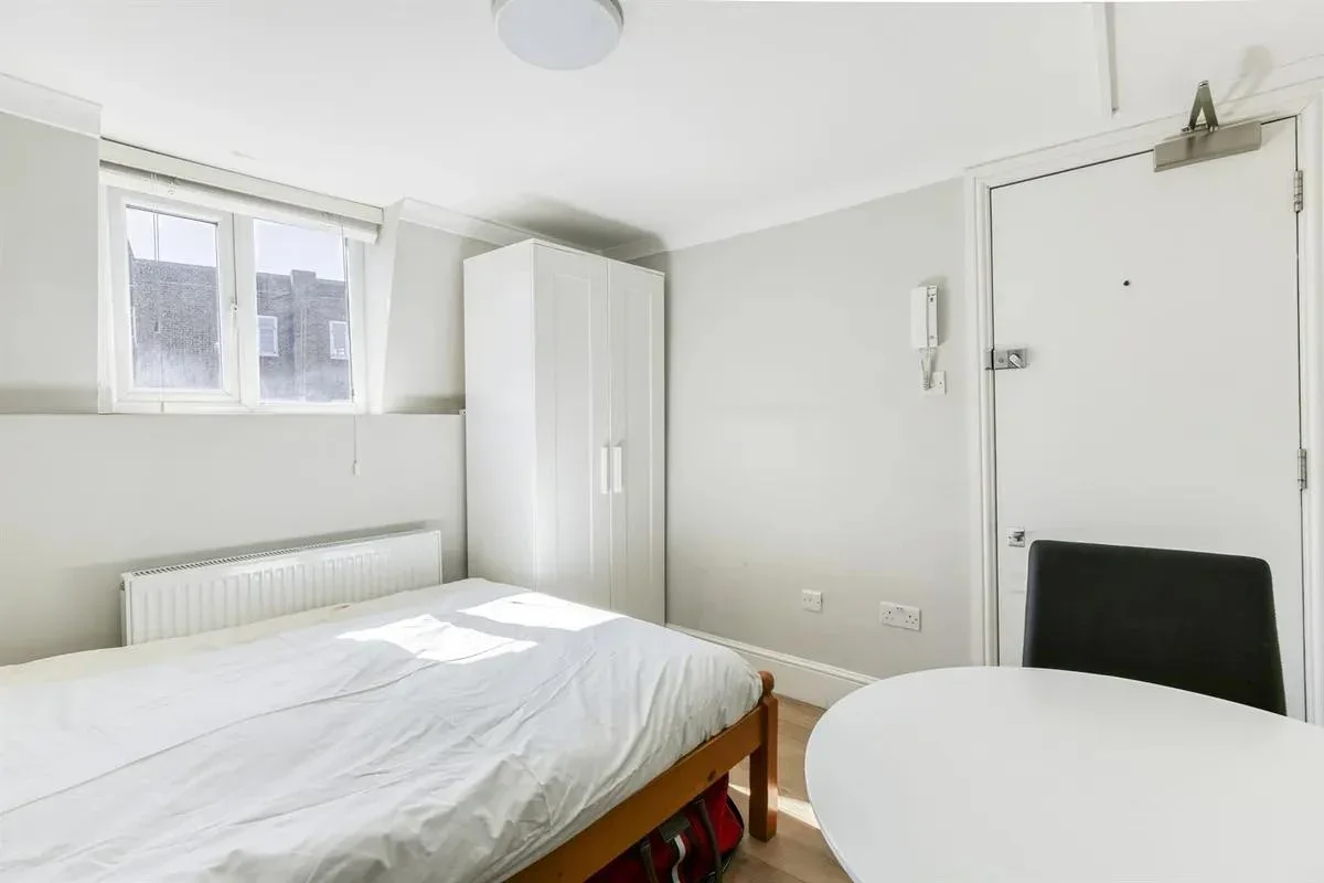 Room Leigh Street in Greater London