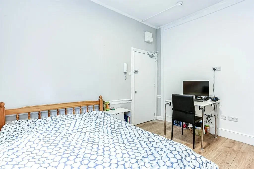 Room Leigh Street in Greater London