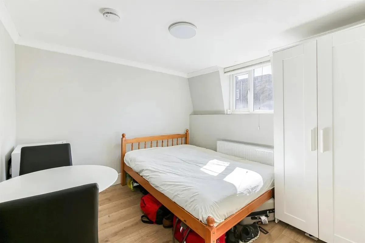 Room Leigh Street in Greater London