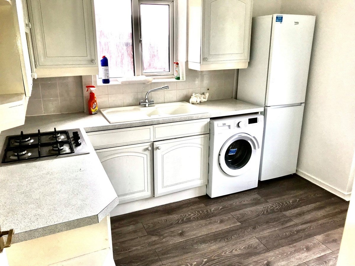 Flat Kenton Road in Greater London